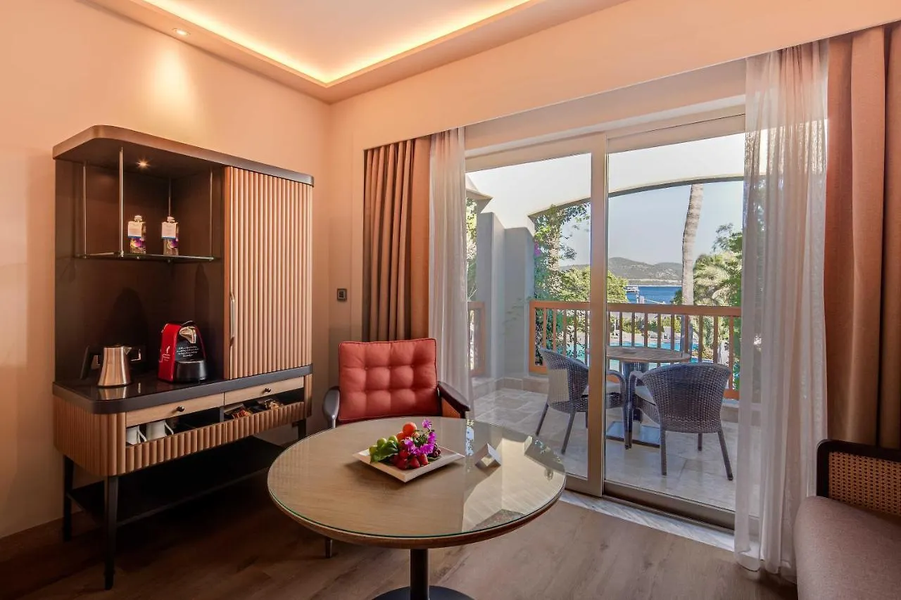 Divan Bodrum Palmira Göltürkbükü 5*,